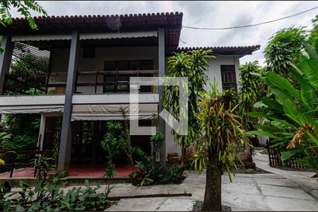 Casa à venda com 200m², 3 quartos e 2 vagas Casa à venda com 200m², 3 quartos e 2 vagasFachada