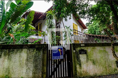 Casa à venda com 200m², 3 quartos e 2 vagas Casa à venda com 200m², 3 quartos e 2 vagasEntrada