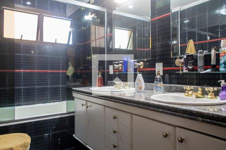 Apartamento à venda com 185m², 3 quartos e 3 vagasBanheiro quarto 1