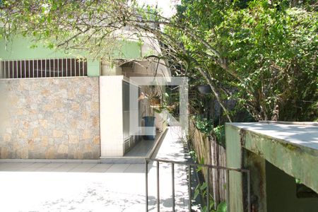 Casa à venda com 1330m², 3 quartos e 3 vagas Casa à venda com 1330m², 3 quartos e 3 vagasVaranda