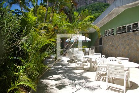 Casa à venda com 1330m², 3 quartos e 3 vagas Casa à venda com 1330m², 3 quartos e 3 vagasVaranda