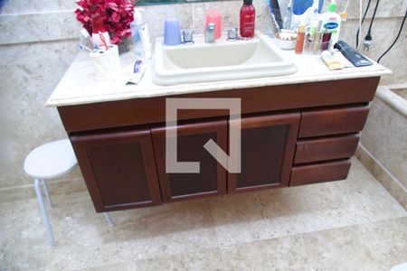 Casa à venda com 1330m², 3 quartos e 3 vagas Casa à venda com 1330m², 3 quartos e 3 vagasBanheiro social