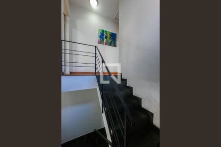 Casa à venda com 190m², 2 quartos e 2 vagasEscada