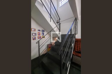 Casa à venda com 190m², 2 quartos e 2 vagasEscada