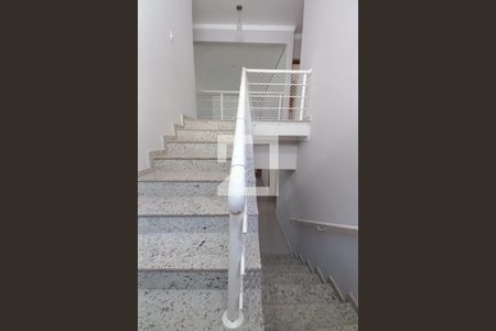 Casa de condomínio para alugar com 247m², 4 quartos e 4 vagas Casa de condomínio para alugar com 247m², 4 quartos e 4 vagasEscada