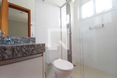 Casa de condomínio para alugar com 247m², 4 quartos e 4 vagas Casa de condomínio para alugar com 247m², 4 quartos e 4 vagasBanheiro da Suíte 2