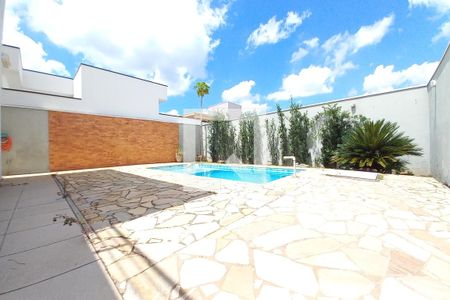 Casa de condomínio para alugar com 247m², 4 quartos e 4 vagas Casa de condomínio para alugar com 247m², 4 quartos e 4 vagasÁrea comum - Piscina