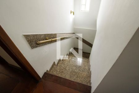 Casa à venda com 127m², 3 quartos e 2 vagasEscada