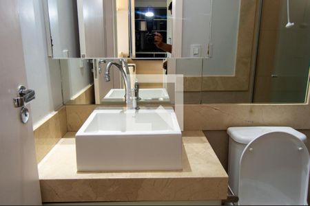 Banheiro  de apartamento para alugar com 1 quarto, 54m² em Jardim Goiás, Goiânia