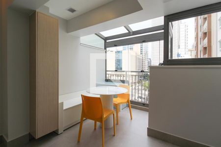 Varanda da sala  de apartamento para alugar com 1 quarto, 28m² em Indianópolis, São Paulo