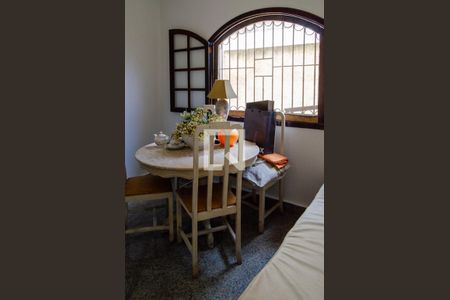 Casa de condomínio para alugar com 200m², 3 quartos e 3 vagasQuarto 2  mesa