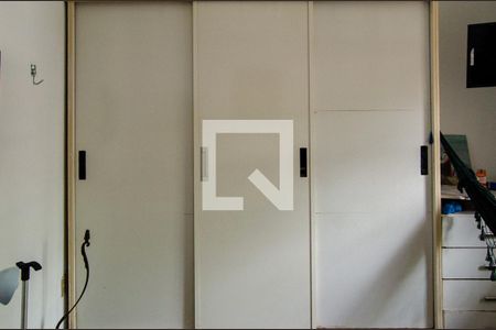 Casa de condomínio para alugar com 200m², 3 quartos e 3 vagasQuarto 1 - armários