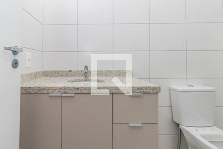 Banheiro da Suíte de apartamento à venda com 2 quartos, 65m² em Santana, Porto Alegre