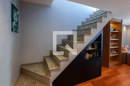 Apartamento à venda com 135m², 2 quartos e 2 vagas Apartamento à venda com 135m², 2 quartos e 2 vagasEscada