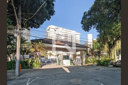 Apartamento à venda com 75m², 2 quartos e 1 vaga Apartamento à venda com 75m², 2 quartos e 1 vagaFachada e portaria