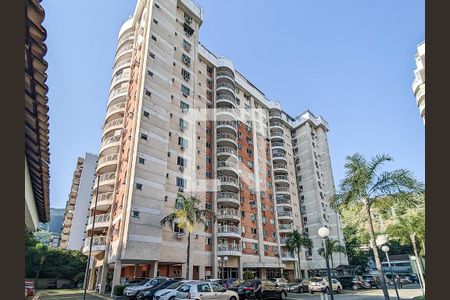 Apartamento à venda com 75m², 2 quartos e 1 vaga Apartamento à venda com 75m², 2 quartos e 1 vagaFachada e portaria