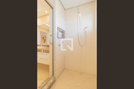 Casa de condomínio à venda com 429m², 5 quartos e 2 vagas Casa de condomínio à venda com 429m², 5 quartos e 2 vagasBanheiro da Suíte 2