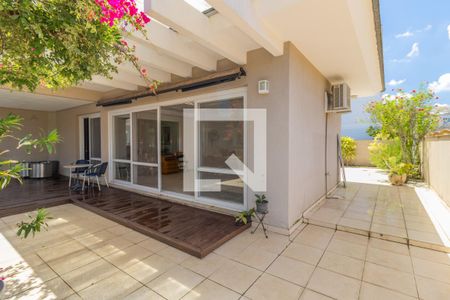 Casa de condomínio à venda com 429m², 5 quartos e 2 vagas Casa de condomínio à venda com 429m², 5 quartos e 2 vagasQuintal