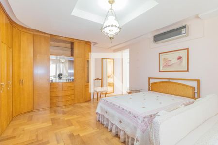 Casa de condomínio à venda com 429m², 5 quartos e 2 vagas Casa de condomínio à venda com 429m², 5 quartos e 2 vagasQuarto Suíte 2