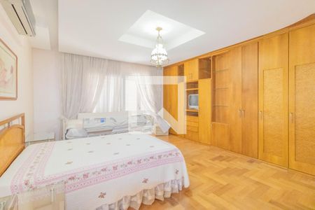 Casa de condomínio à venda com 429m², 5 quartos e 2 vagas Casa de condomínio à venda com 429m², 5 quartos e 2 vagasQuarto Suíte 2