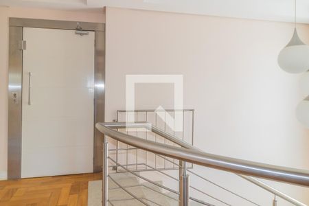 Casa de condomínio à venda com 429m², 5 quartos e 2 vagas Casa de condomínio à venda com 429m², 5 quartos e 2 vagasHall social