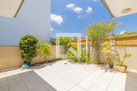 Casa de condomínio à venda com 429m², 5 quartos e 2 vagas Casa de condomínio à venda com 429m², 5 quartos e 2 vagasQuintal