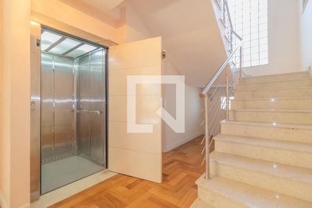 Casa de condomínio à venda com 429m², 5 quartos e 2 vagas Casa de condomínio à venda com 429m², 5 quartos e 2 vagasHall social