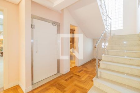 Casa de condomínio à venda com 429m², 5 quartos e 2 vagas Casa de condomínio à venda com 429m², 5 quartos e 2 vagasHall social