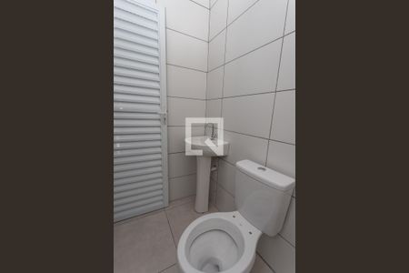 Banheiro  de kitnet/studio para alugar com 1 quarto, 27m² em Canhema, Diadema