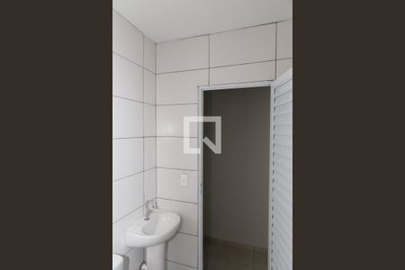 Banheiro de kitnet/studio para alugar com 1 quarto, 27m² em Canhema, Diadema