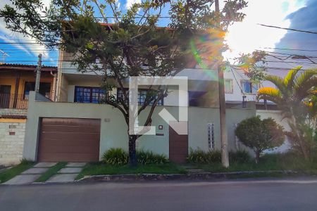 Casa à venda com 400m², 3 quartos e 4 vagas Casa à venda com 400m², 3 quartos e 4 vagasFachada