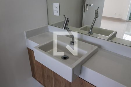 Detalhe do Banheiro Social de apartamento para alugar com 1 quarto, 53m² em Alphaville Empresarial, Barueri