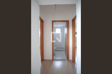 Corredor de apartamento para alugar com 2 quartos, 48m² em Planalto, Belo Horizonte