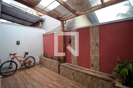 Casa de condomínio à venda com 100m², 3 quartos e 2 vagasQuintal