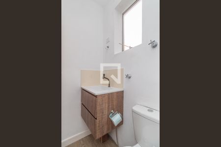 Banheiro de apartamento à venda com 1 quarto, 43m² em Vila Jardim, Porto Alegre