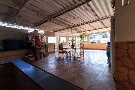 Casa à venda com 150m², 4 quartos e 3 vagas Casa à venda com 150m², 4 quartos e 3 vagasTerraço