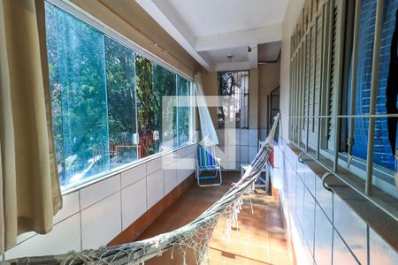 Casa à venda com 150m², 4 quartos e 3 vagas Casa à venda com 150m², 4 quartos e 3 vagasVaranda