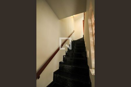 Casa à venda com 272m², 4 quartos e 5 vagas Casa à venda com 272m², 4 quartos e 5 vagasEscada Garagem