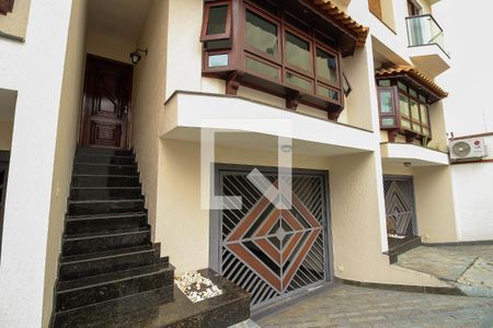 Casa à venda com 272m², 4 quartos e 5 vagas Casa à venda com 272m², 4 quartos e 5 vagasFachada