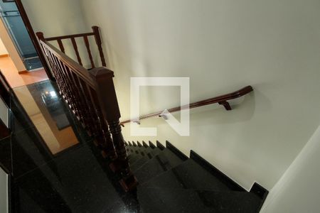 Casa à venda com 272m², 4 quartos e 5 vagas Casa à venda com 272m², 4 quartos e 5 vagasEscada