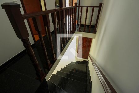 Casa à venda com 272m², 4 quartos e 5 vagas Casa à venda com 272m², 4 quartos e 5 vagasEscada