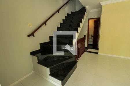 Casa à venda com 272m², 4 quartos e 5 vagas Casa à venda com 272m², 4 quartos e 5 vagasEscada