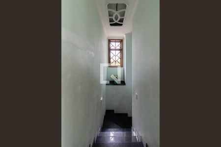 Casa à venda com 370m², 6 quartos e 3 vagas Casa à venda com 370m², 6 quartos e 3 vagasEscada