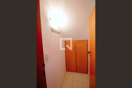 Casa à venda com 160m², 4 quartos e 2 vagas Casa à venda com 160m², 4 quartos e 2 vagasDpósito escada