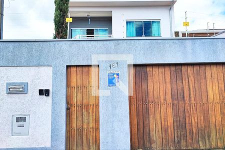 Casa à venda com 285m², 3 quartos e 5 vagas Casa à venda com 285m², 3 quartos e 5 vagasPLACA INSTALADA NA FACHADA