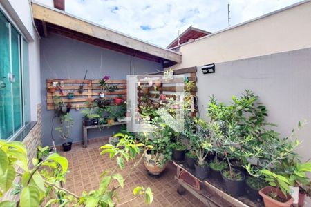 Casa à venda com 285m², 3 quartos e 5 vagas Casa à venda com 285m², 3 quartos e 5 vagasQuintal