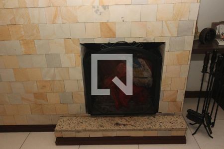 Detalhe da sala - Lareira de casa à venda com 3 quartos, 137m² em Hípica, Porto Alegre