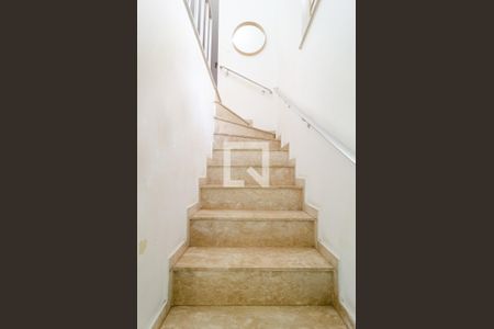 Casa à venda com 150m², 5 quartos e 2 vagasEscadas