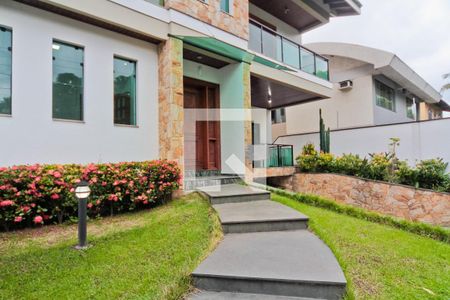 Casa à venda com 600m², 5 quartos e 7 vagas Casa à venda com 600m², 5 quartos e 7 vagasFachada