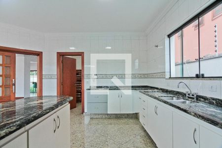 Casa à venda com 600m², 5 quartos e 7 vagas Casa à venda com 600m², 5 quartos e 7 vagasCozinha